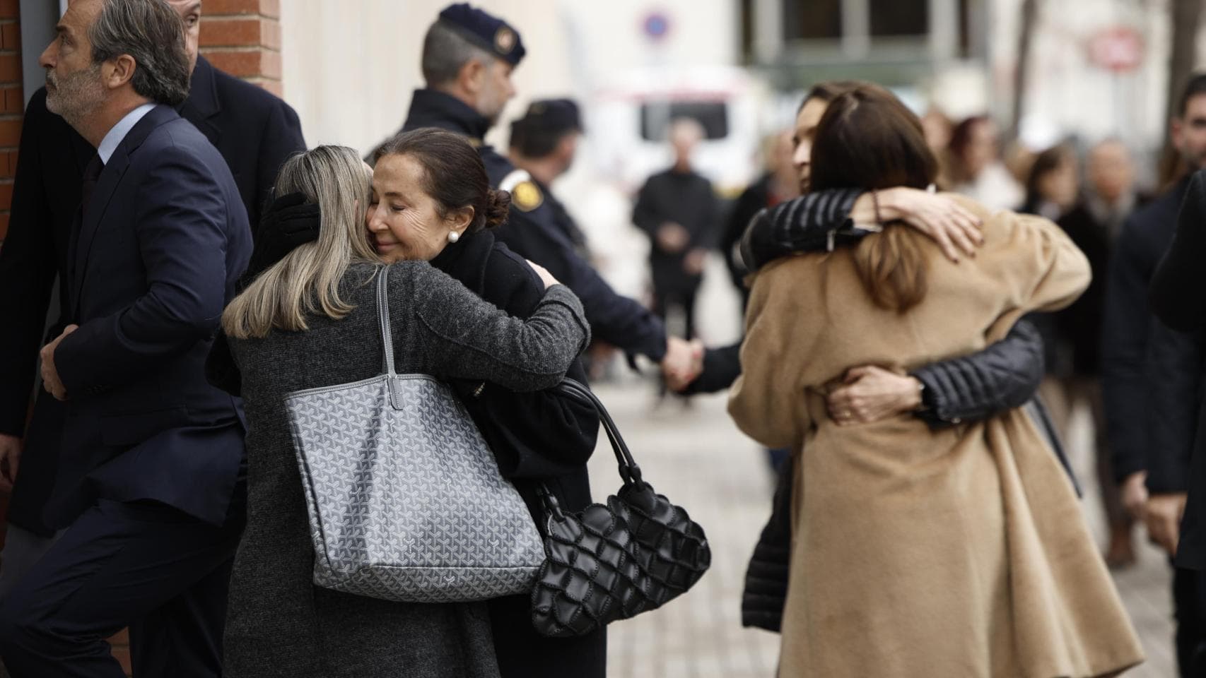 Valencia despide a entrenador y tres niños fallecidos en naufragio