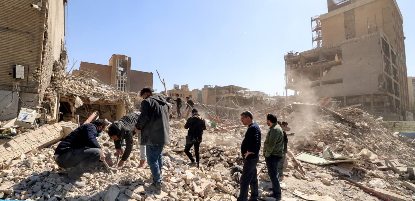 Trump amenaza tras ataque a embajada: mercados caen por guerra