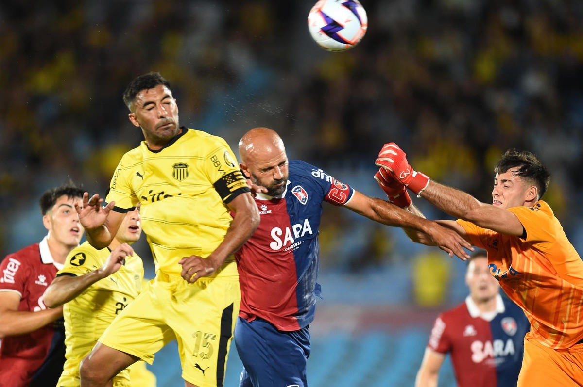 Peñarol pierde un punto y el liderazgo: así quedaron las tablas del Clausura y la Anual