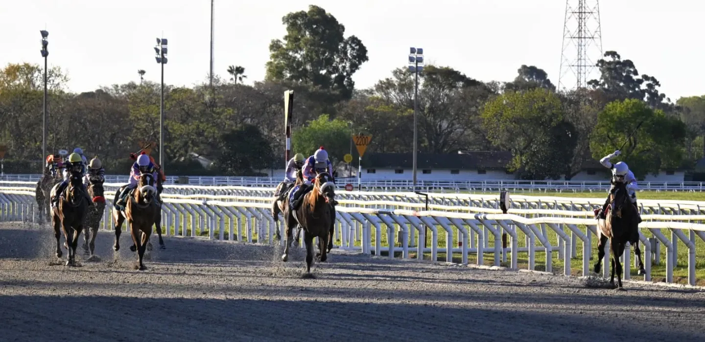 Abrileño Fever conquista el Jockey Club y se prende en la Triple Corona en Maroñas