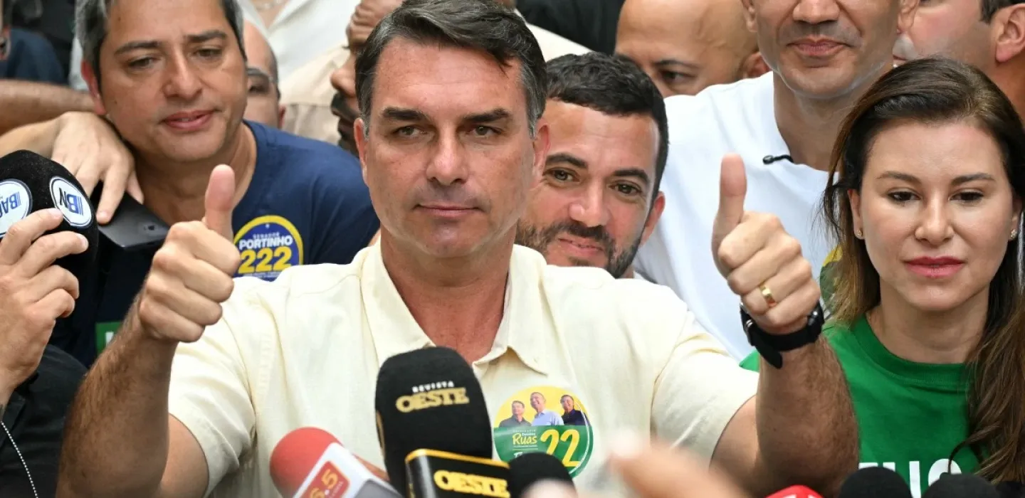 Flávio Bolsonaro gana la primera vuelta en Brasil y negocia alianzas para el balotaje contra Lula