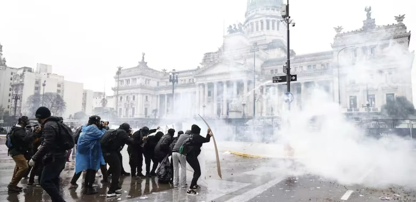 Marcha universitaria en Buenos Aires: piedras, gases y seis heridos frente al Congreso